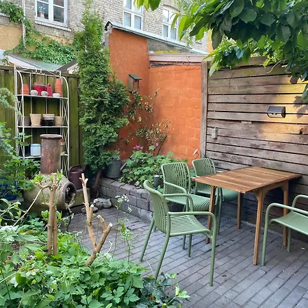 Cozy Center Chambers With Kitchen And Garden Homestay