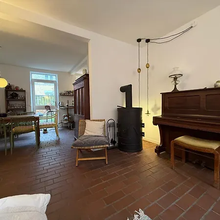 Cozy Center Chambers With Kitchen And Garden Homestay
