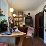 Kwatera prywatna Cozy Center Chambers With Kitchen And Garden