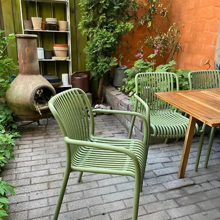 Cozy Center Chambers With Kitchen And Garden Homestay *
