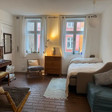 Cozy Center Chambers With Kitchen And Garden Homestay *