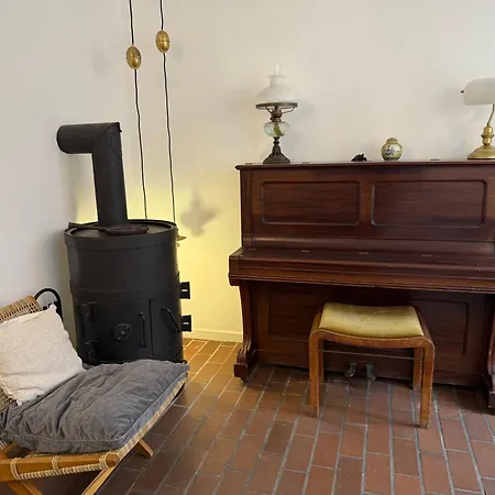 Cozy Center Chambers With Kitchen And Garden Homestay *