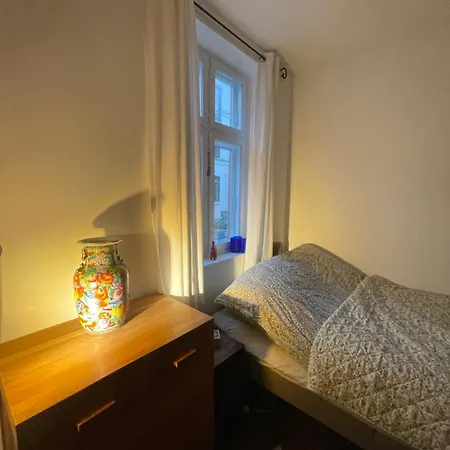 Rum i privatbostad Cozy Center Chambers With Kitchen And Garden