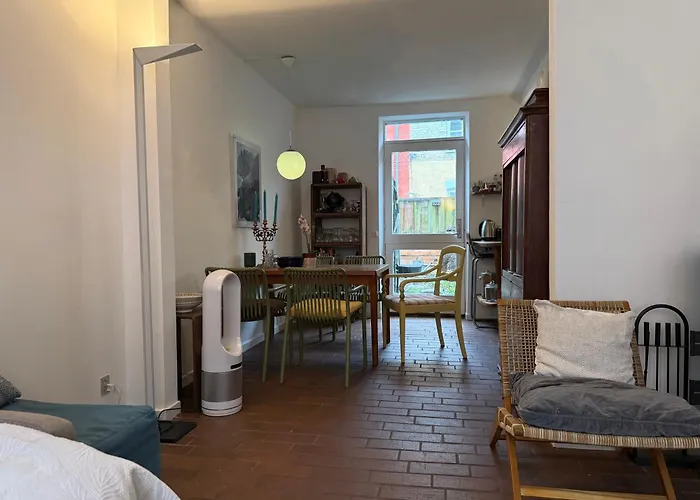 Cozy Center Chambers With Kitchen And Garden Homestay *