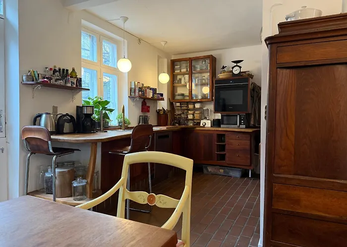 Cozy Center Chambers With Kitchen And Garden Homestay *