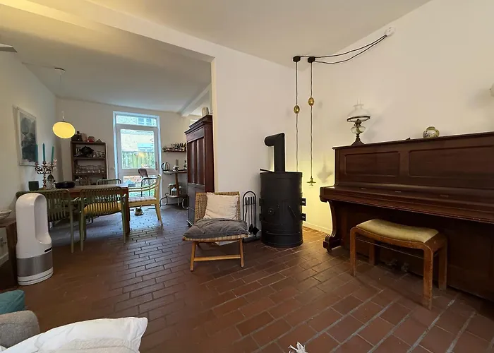 Cozy Center Chambers With Kitchen And Garden Homestay