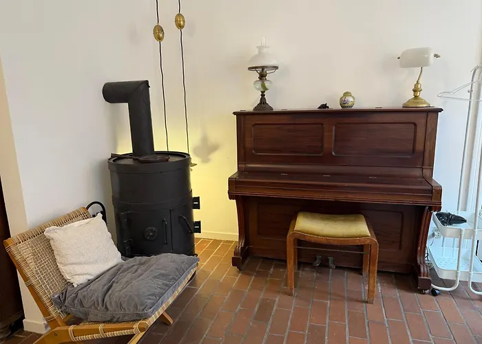 Cozy Center Chambers With Kitchen And Garden Homestay *